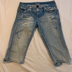 Amethyst Jeans distressed capris